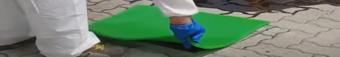Utilizzo del tappeto copritombino e di OkoPur in caso di sversamento di olio